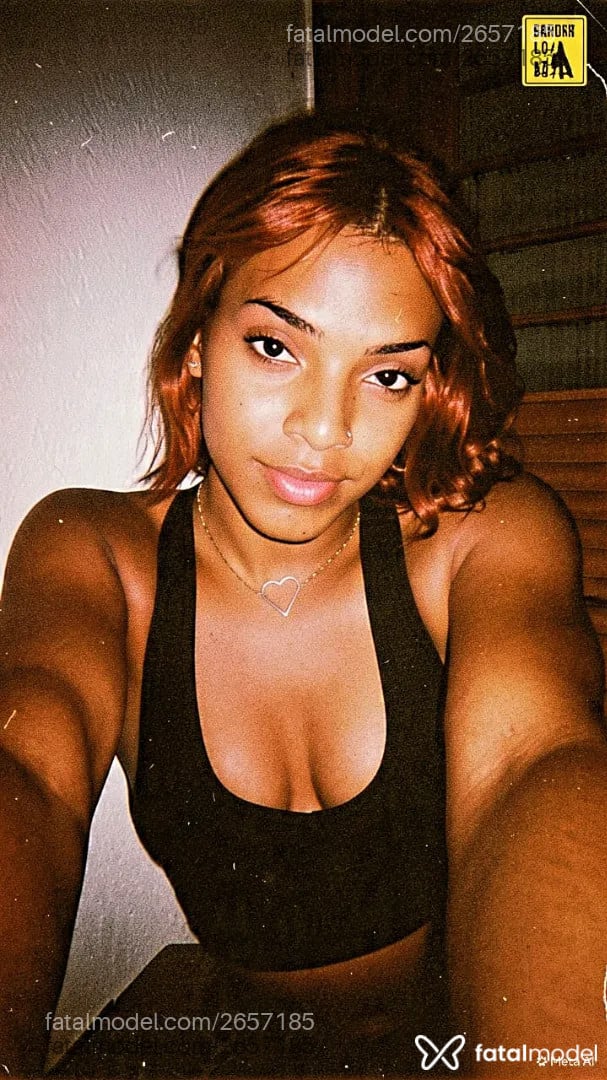 Acompanhante mulher trans com cabelo castanho de olhos castanhos - Jhenyy