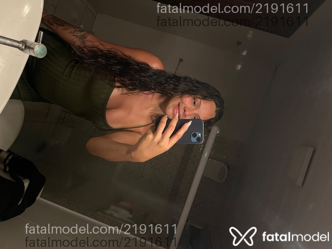 Acompanhante mulher com cabelo castanho de olhos castanhos - Agatha Mello