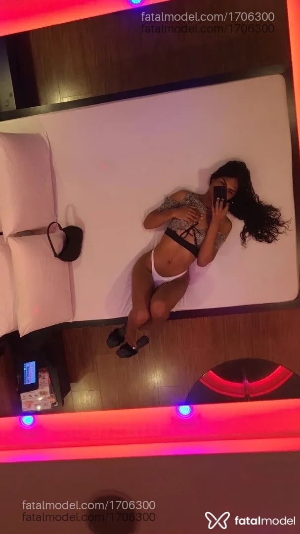 Acompanhante mulher trans com cabelo castanho de olhos castanhos - Mikaely