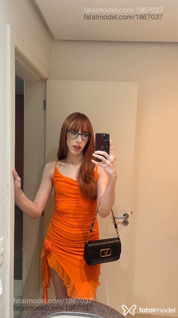 Acompanhante mulher trans ruiva (o) de olhos pretos - Verônica Fisher