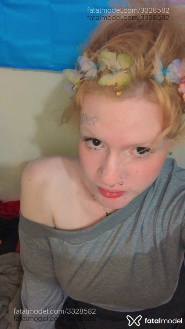 Acompanhante mulher trans loira (o) de olhos castanhos - Amora