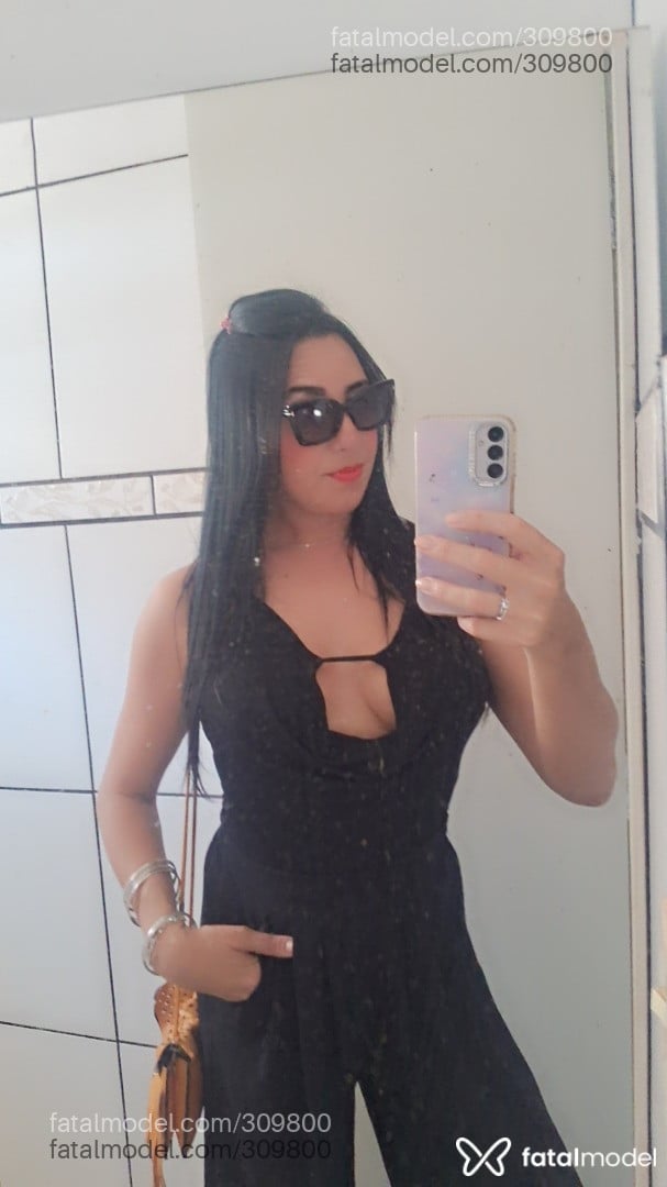 Acompanhante mulher trans morena (o) de olhos castanhos - Clara