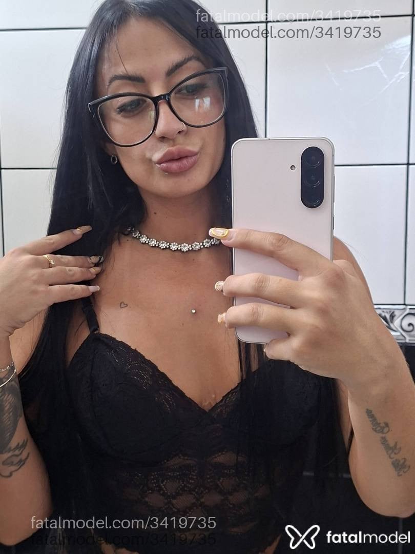 Acompanhante mulher morena (o) de olhos pretos - Carol