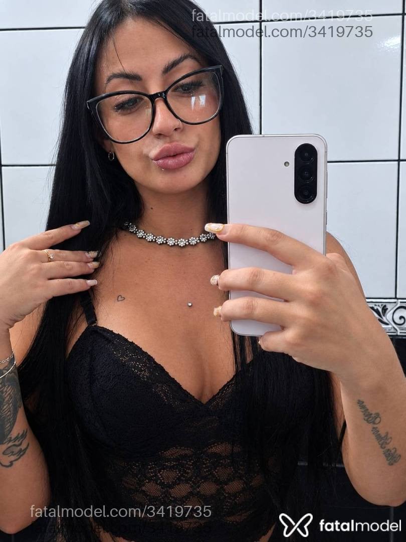 Acompanhante mulher morena (o) de olhos pretos - Carol
