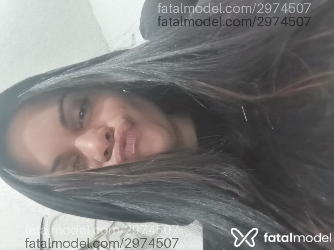 Acompanhante mulher morena (o) de olhos pretos - Pétala