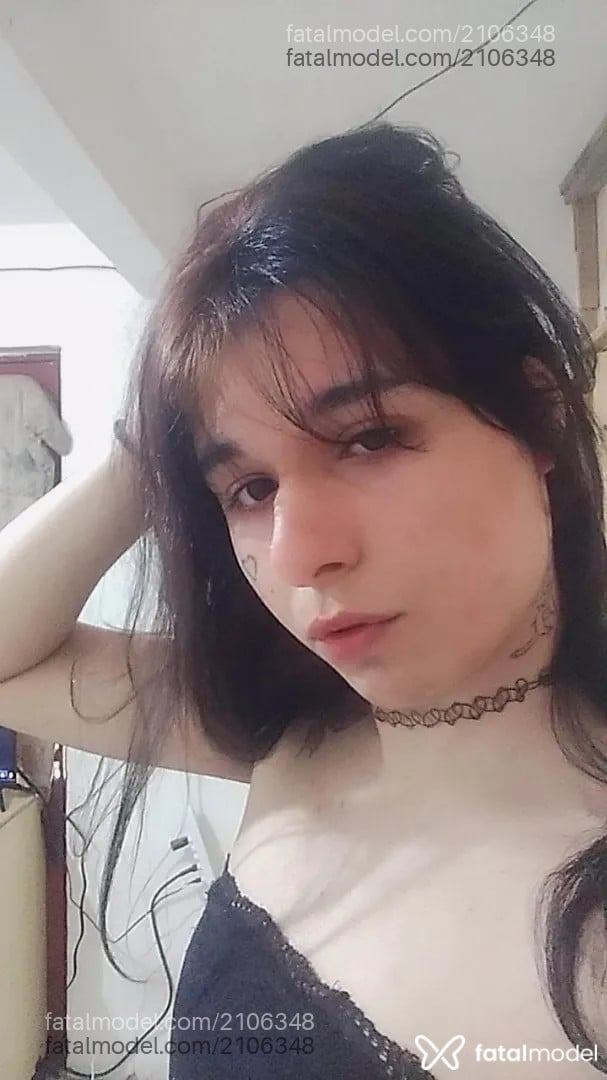 Acompanhante mulher trans com cabelo colorido de olhos castanhos - Mina