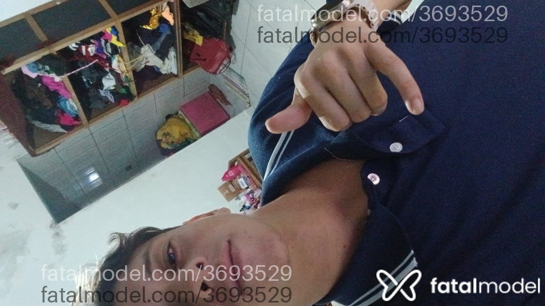 Acompanhante homem com cabelo castanho de olhos castanhos - Alemão