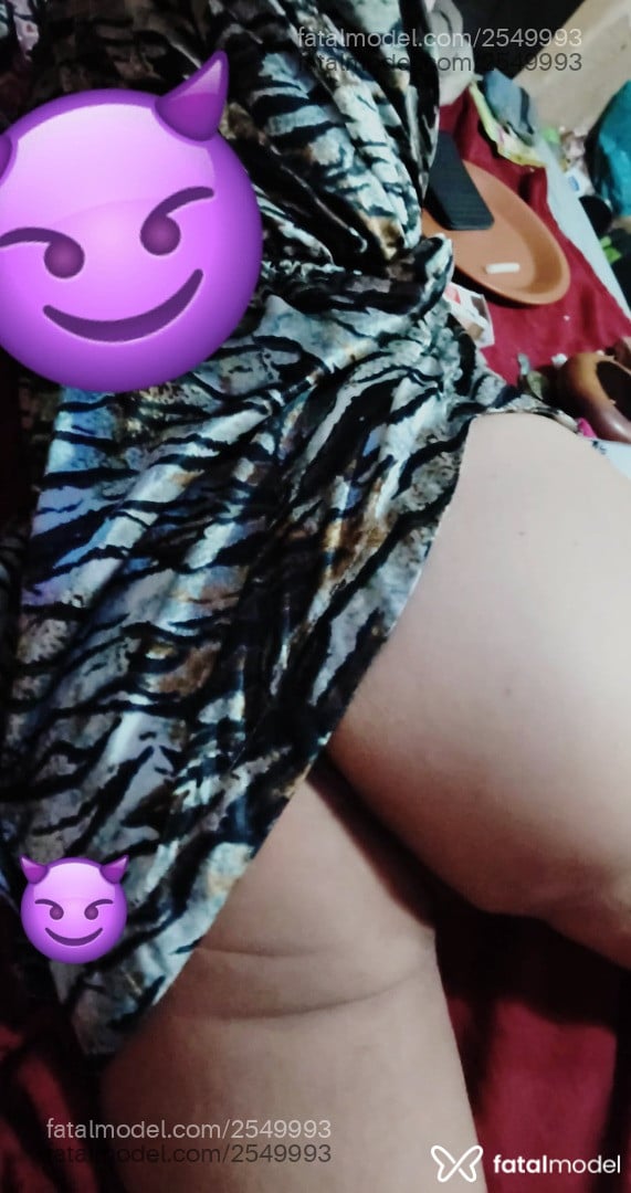 Acompanhante mulher trans com cabelo colorido de olhos castanhos - Kamyla
