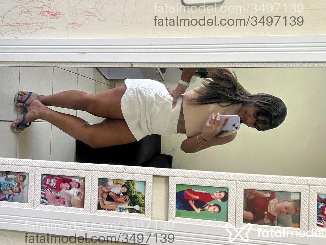 Acompanhante mulher com cabelo colorido de olhos castanhos - Yara Luna