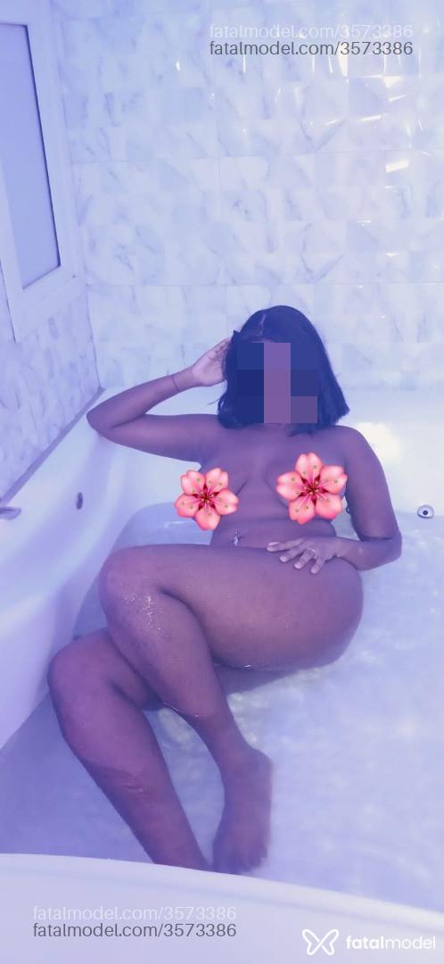 Acompanhante mulher com cabelo castanho de olhos pretos - Mellzinha
