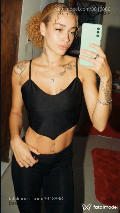 Acompanhante mulher loira (o) de olhos mel - Kelly