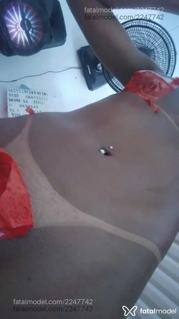 Acompanhante mulher trans morena (o) de olhos pretos - Vick