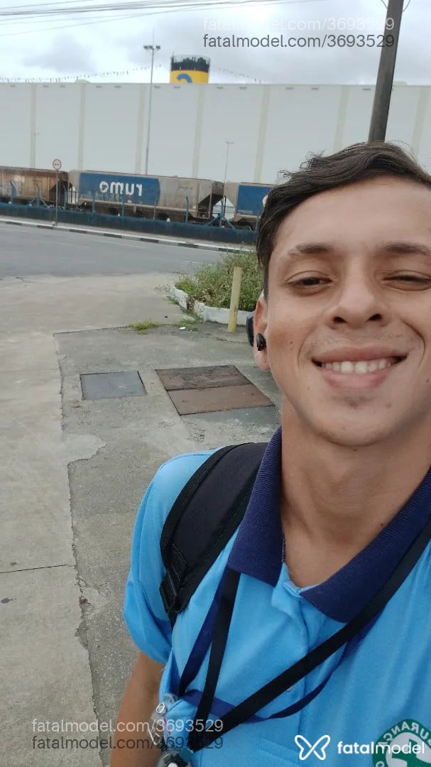 Acompanhante homem com cabelo castanho de olhos castanhos - Alemão