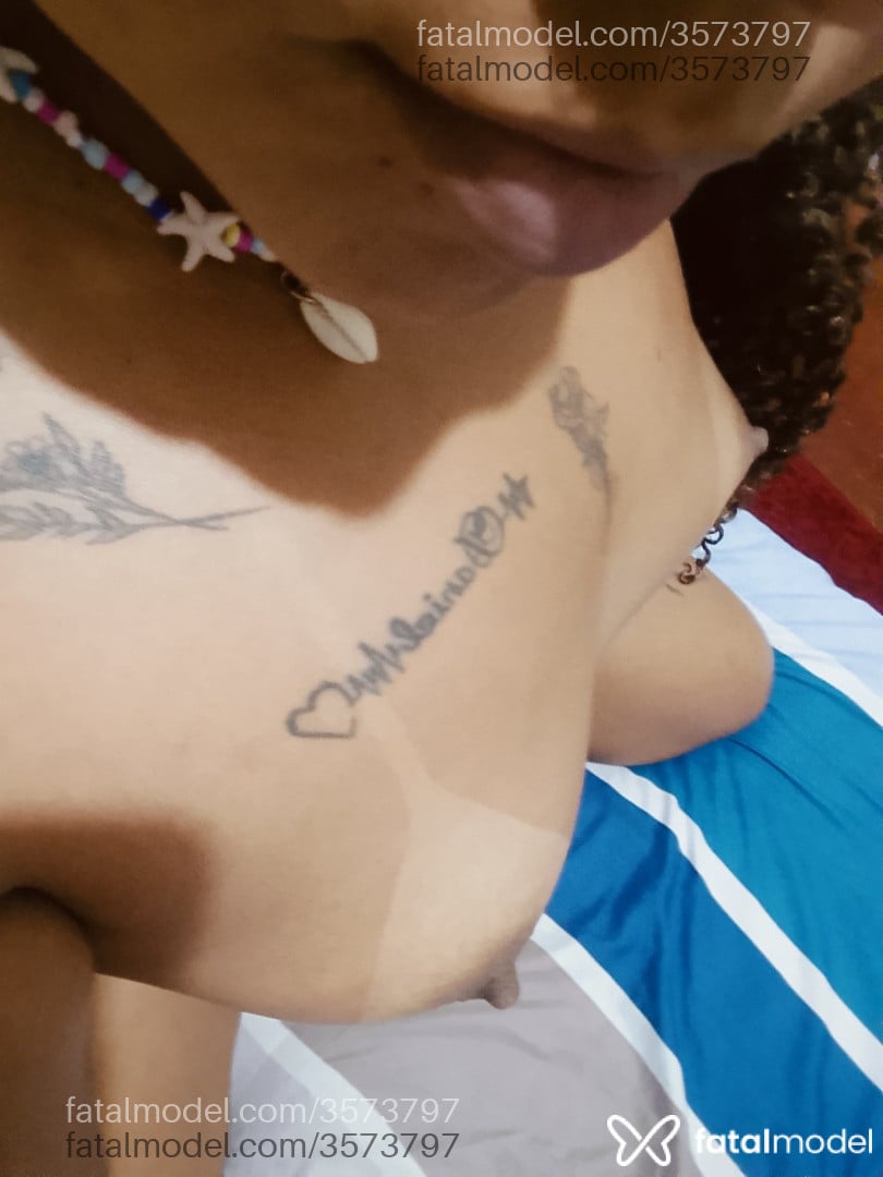 Acompanhante mulher morena (o) de olhos pretos - Débora