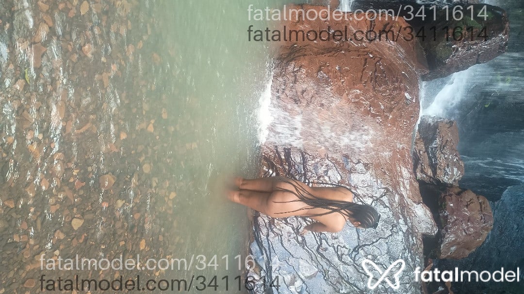 Acompanhante mulher morena (o) de olhos pretos - Raaby