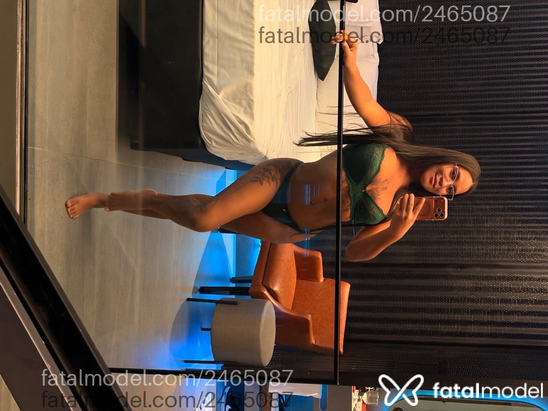 Acompanhante mulher com cabelo castanho de olhos castanhos - Safira Satto