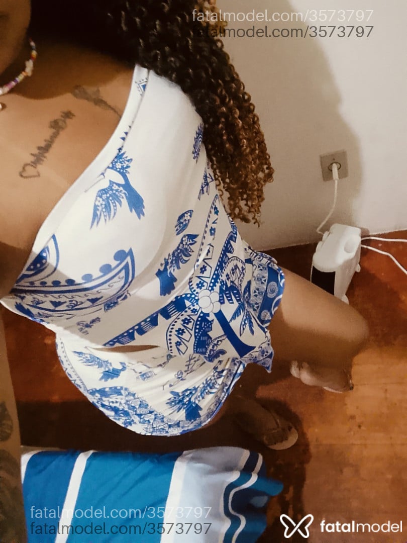 Acompanhante mulher morena (o) de olhos pretos - Débora