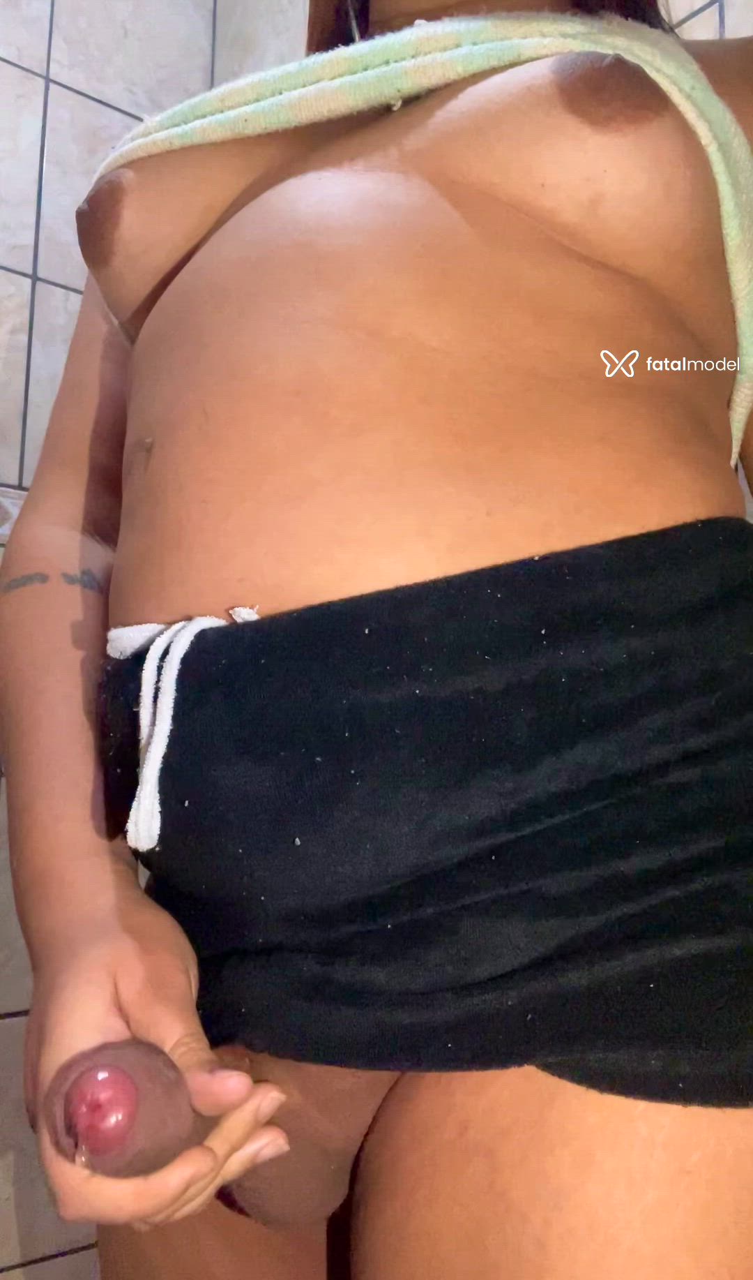 Acompanhante mulher trans com cabelo castanho de olhos pretos - Antonella Araujo