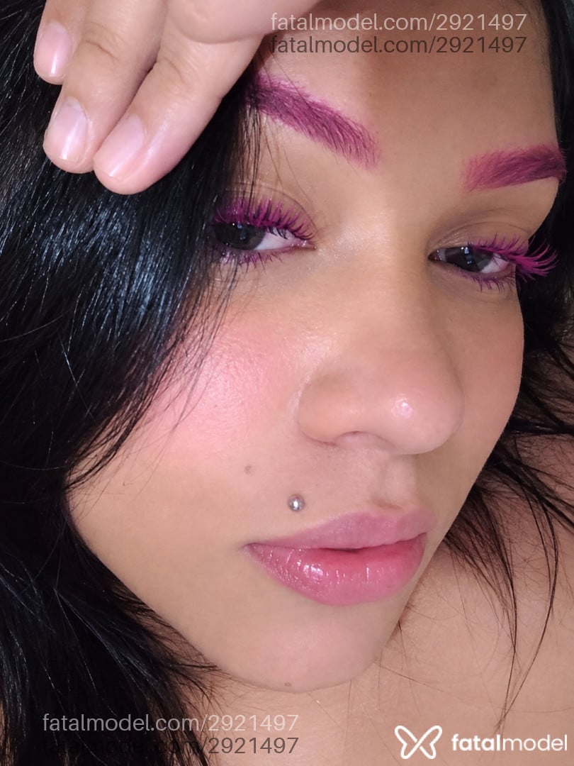 Acompanhante mulher trans com cabelo castanho de olhos castanhos - Kiara Lux