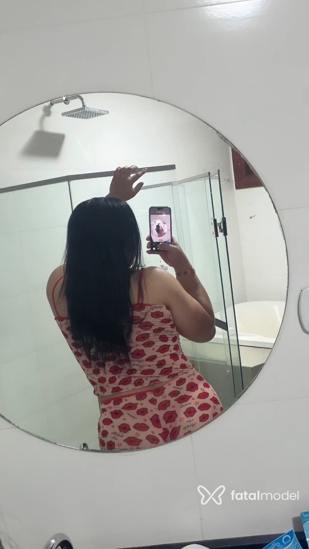 Acompanhante não-binário com cabelo castanho de olhos castanhos - Vinny Oliveira