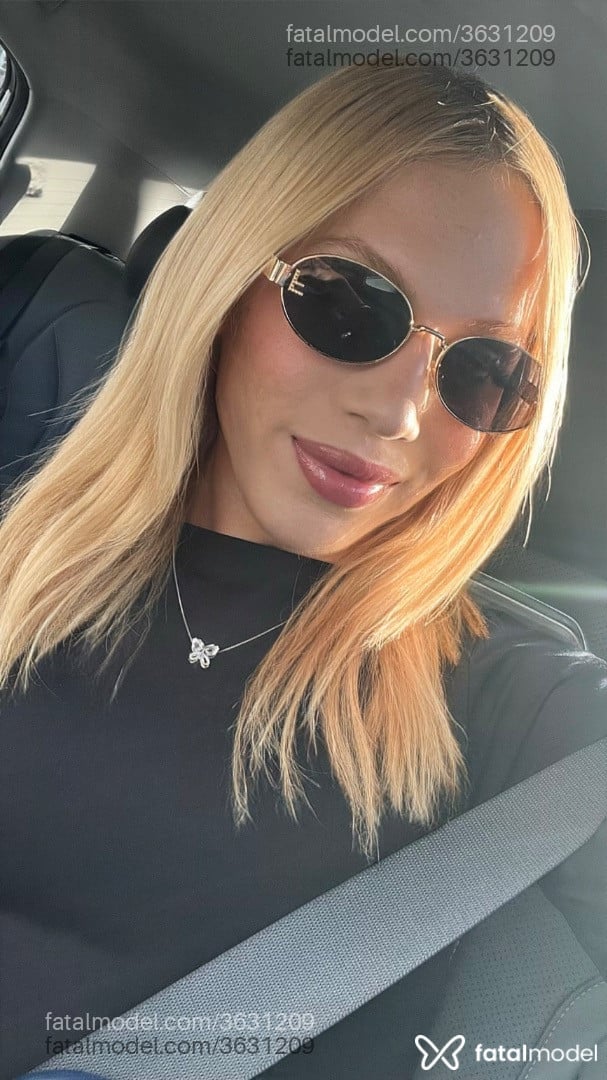 Acompanhante mulher trans loira (o) de olhos castanhos - Angel