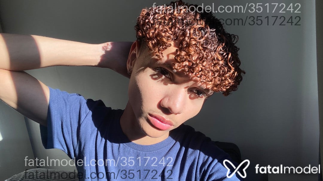 Acompanhante homem com cabelo castanho de olhos castanhos - Martin