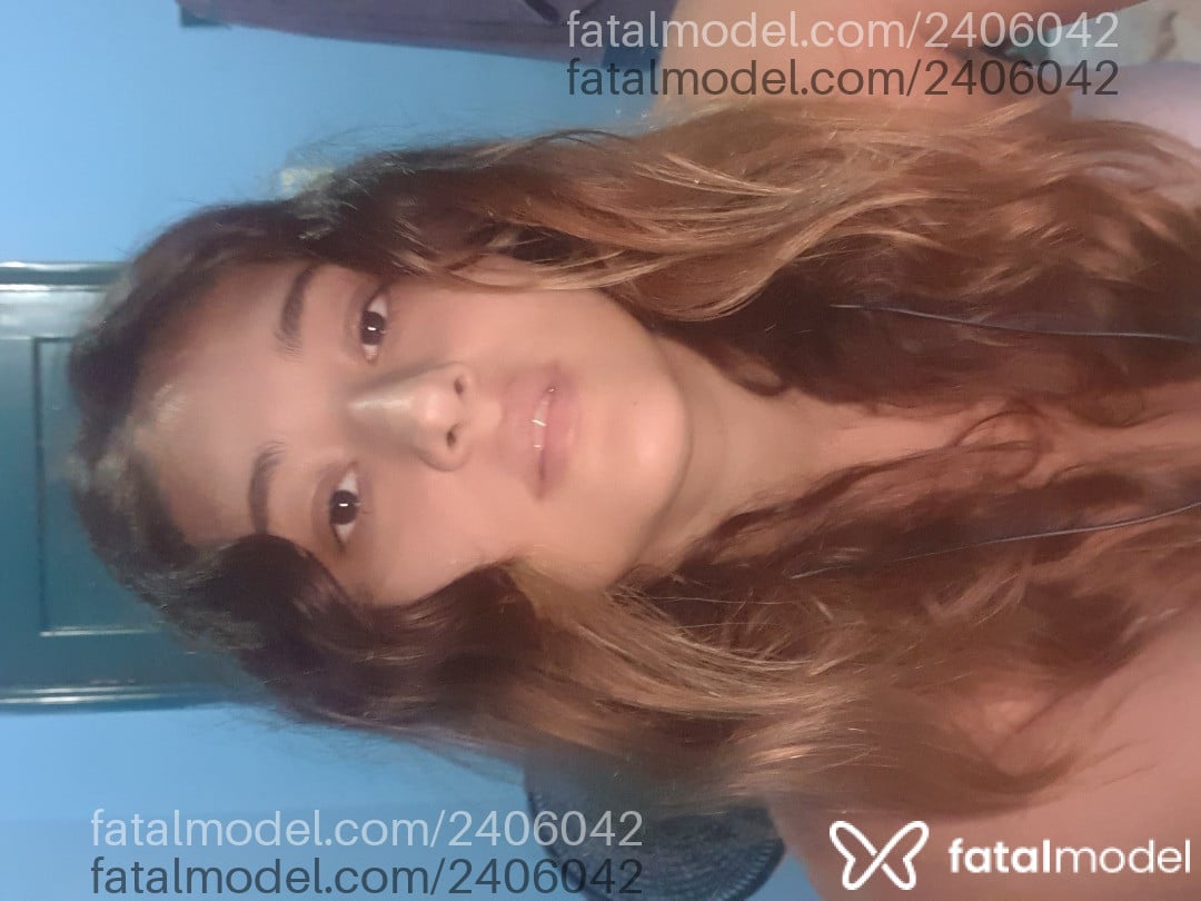 Acompanhante mulher loira (o) de olhos castanhos - Emma