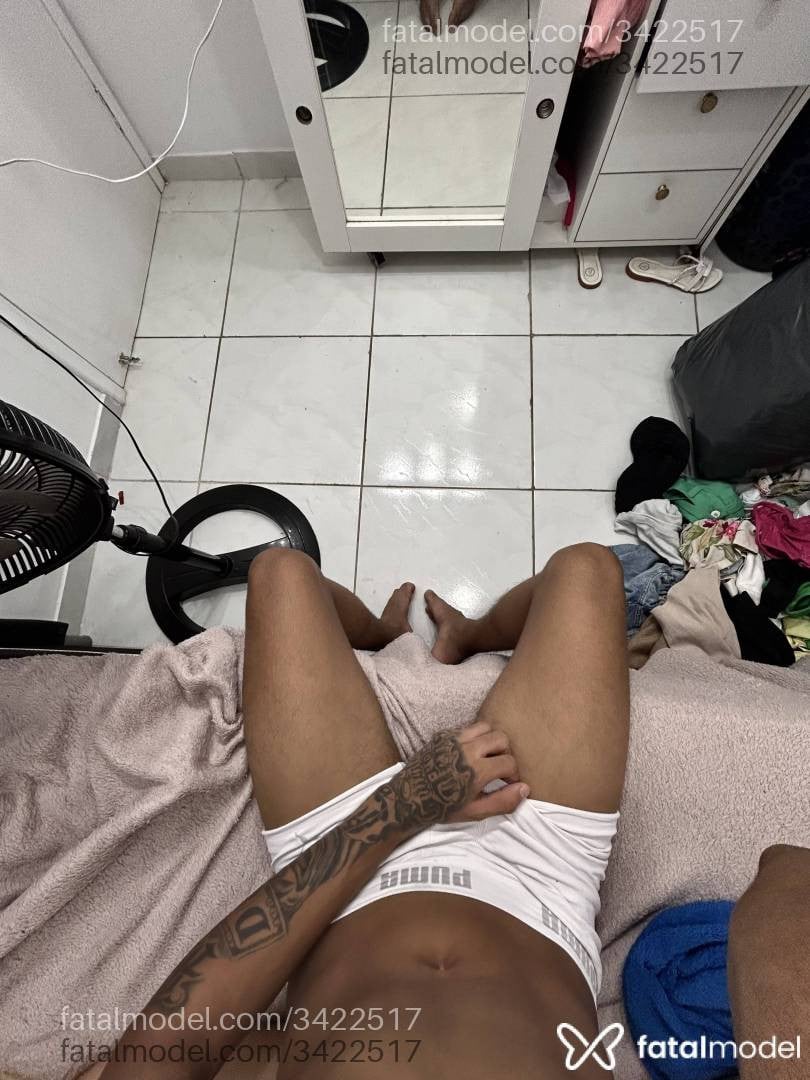 Acompanhante homem loira (o) de olhos pretos - Vitor