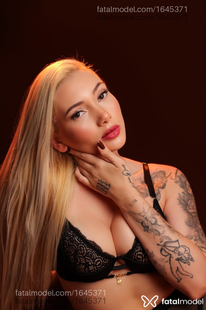 Acompanhante mulher com cabelo castanho de olhos verdes - Polyana