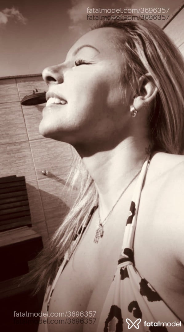Acompanhante mulher loira (o) de olhos mel - Ne Lin Lux