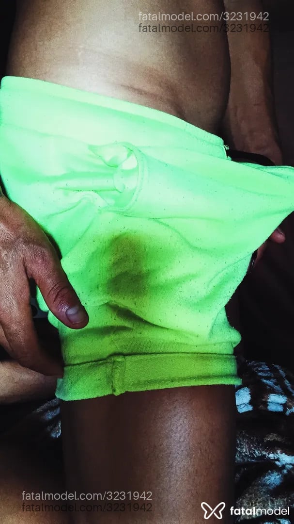 Acompanhante homem com cabelo castanho de olhos pretos - Mineirinho