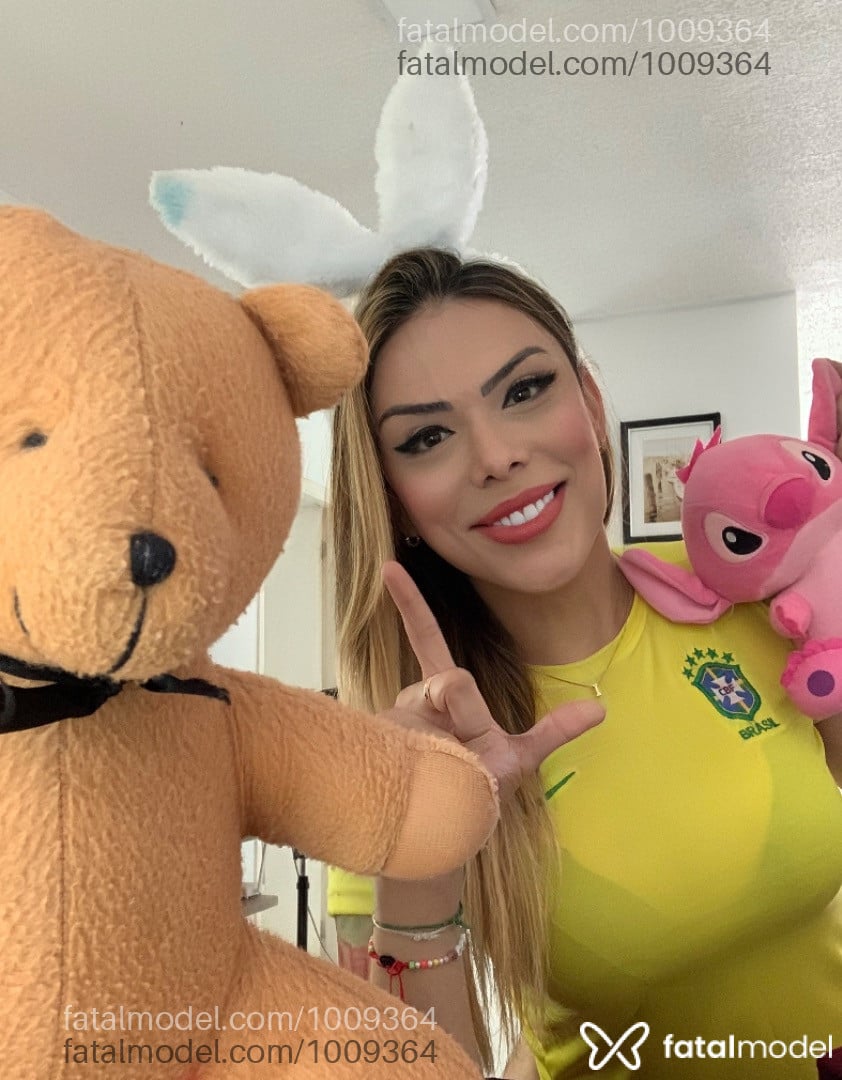 Acompanhante travesti loira (o) de olhos castanhos - Lorena Di Castro