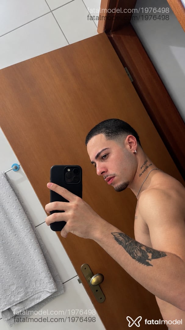 Acompanhante homem com cabelo castanho de olhos verdes - Sturm