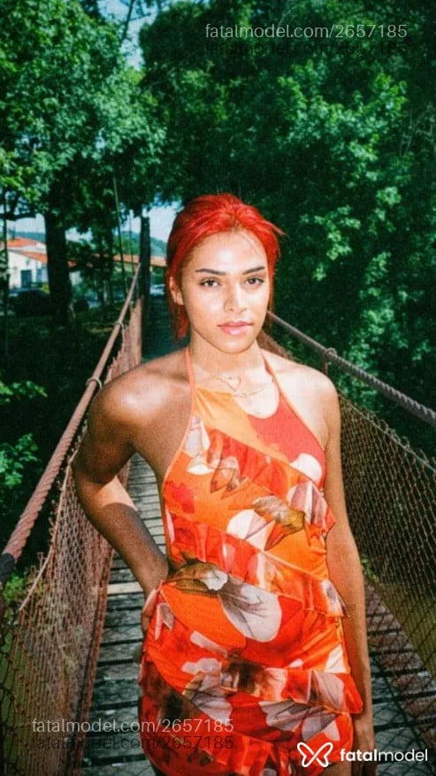 Acompanhante mulher trans com cabelo castanho de olhos castanhos - Jhenyy