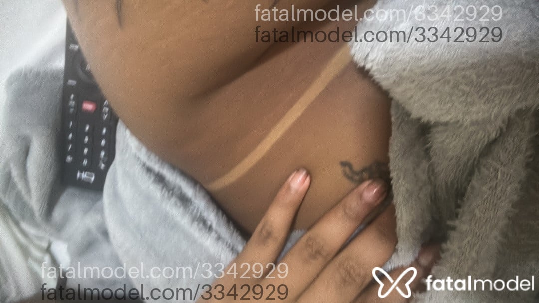 Acompanhante mulher com cabelo colorido de olhos castanhos - Laura Sanros