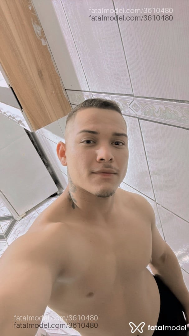 Acompanhante homem com cabelo castanho de olhos castanhos - Alves
