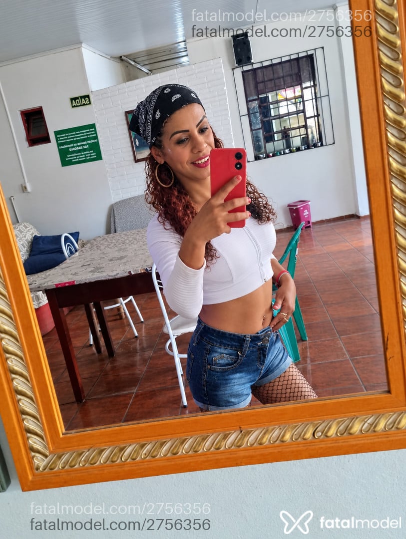 Acompanhante mulher trans com cabelo castanho de olhos castanhos - Gaby