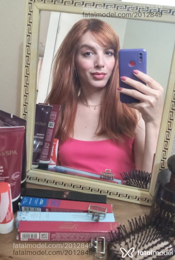 Acompanhante mulher trans com cabelo colorido de olhos castanhos - Lina Ribeiro
