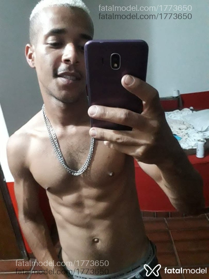 Acompanhante homem com cabelo castanho de olhos pretos - Gustavo