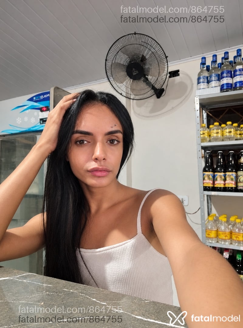 Acompanhante mulher trans morena (o) de olhos pretos - Agatha