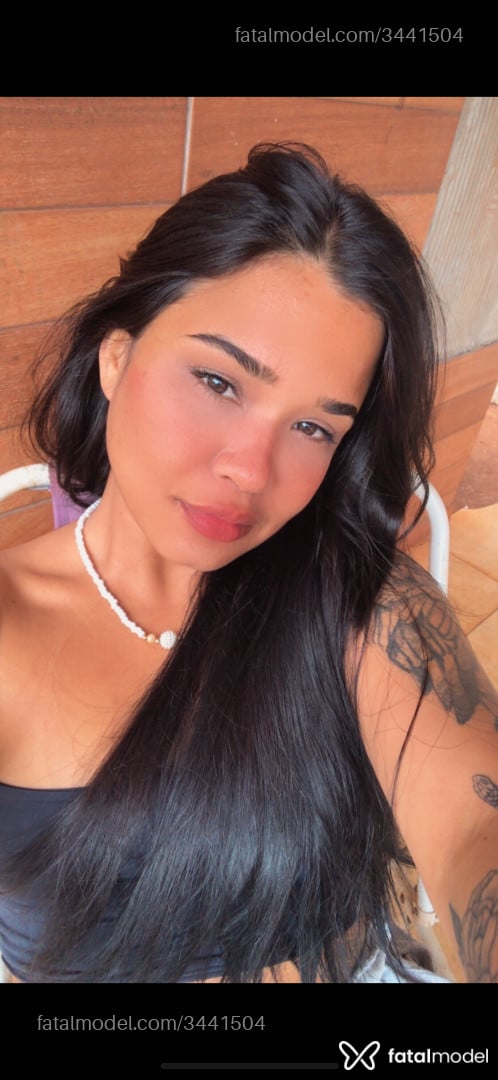 Acompanhante mulher morena (o) de olhos pretos - Karolina