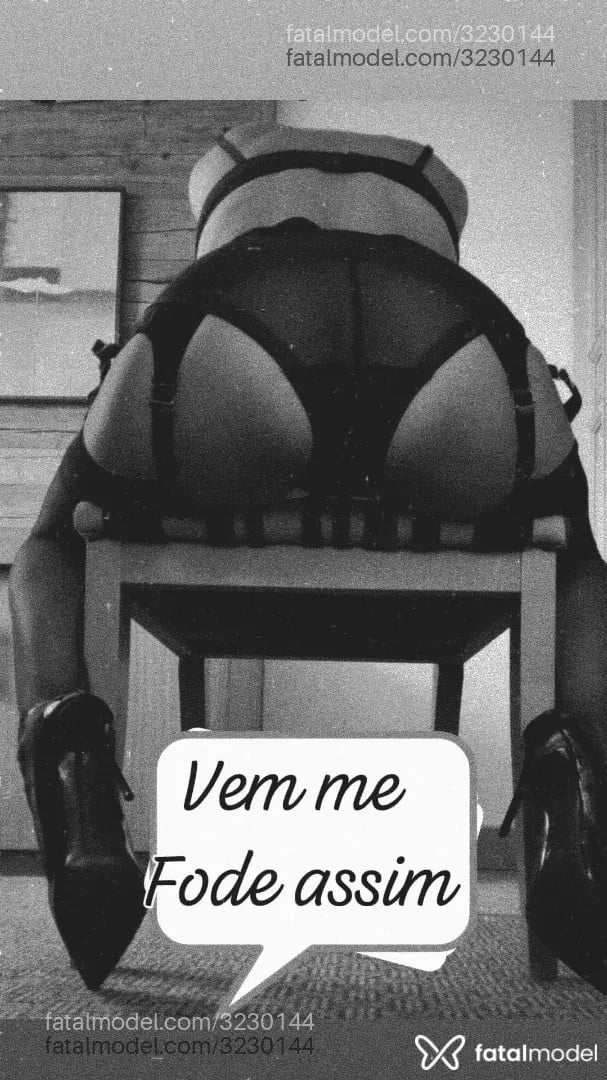 Acompanhante mulher com cabelo grisalho de olhos mel - Manôela Maiônese