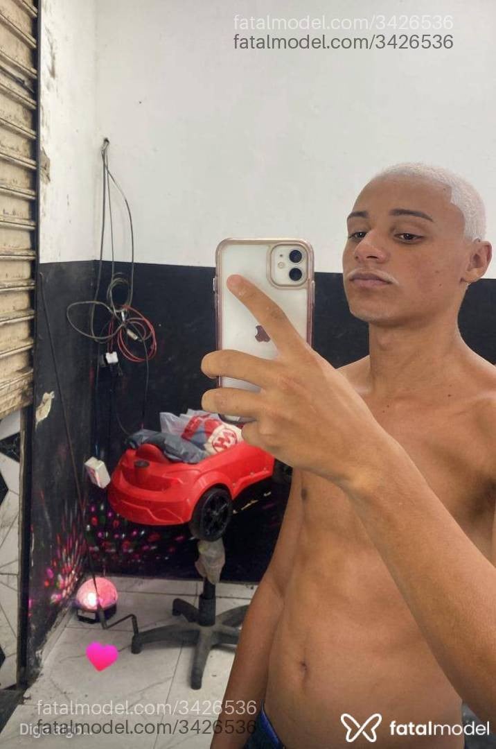 Acompanhante homem com cabelo colorido de olhos pretos - Guilherme