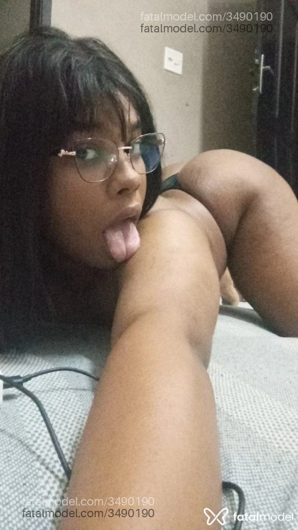 Acompanhante mulher trans morena (o) de olhos pretos - Shay
