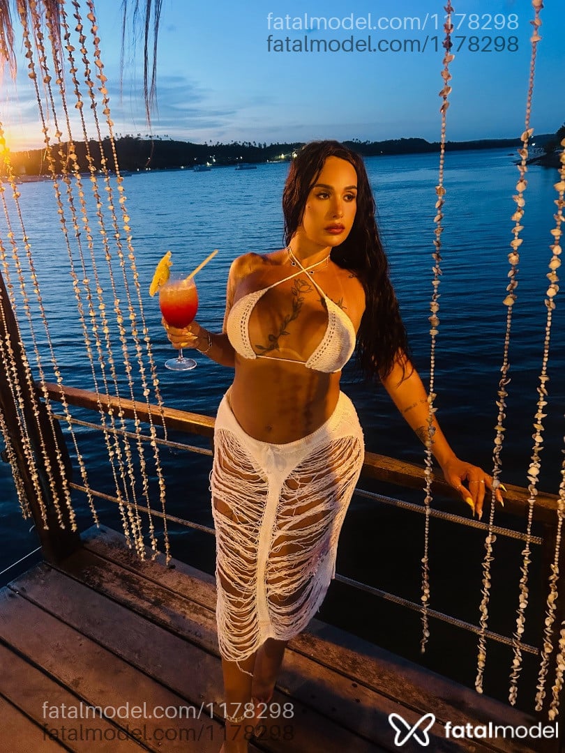 Acompanhante travesti com cabelo castanho de olhos castanhos - Erika Suzuky