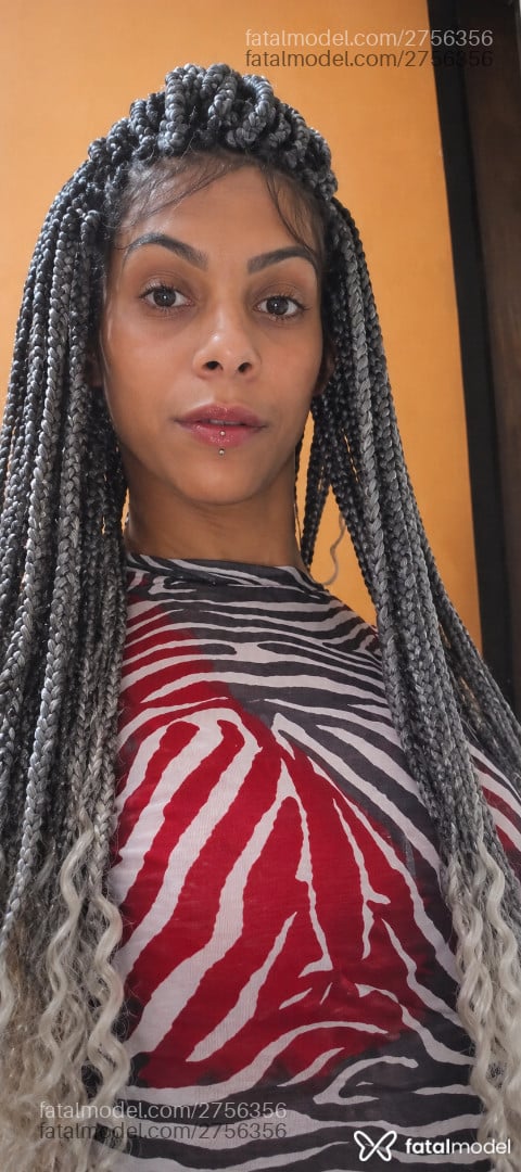 Acompanhante mulher trans com cabelo castanho de olhos castanhos - Gaby