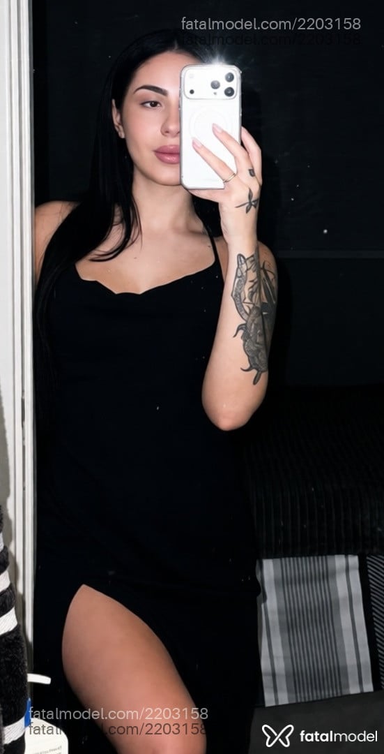 Acompanhante mulher morena (o) de olhos verdes - Mia Monroe