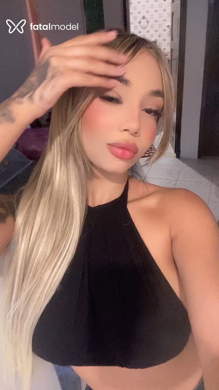 Acompanhante mulher loira (o) de olhos mel - Yohana Acompanhante mulher loira (o) de olhos mel - Yohana