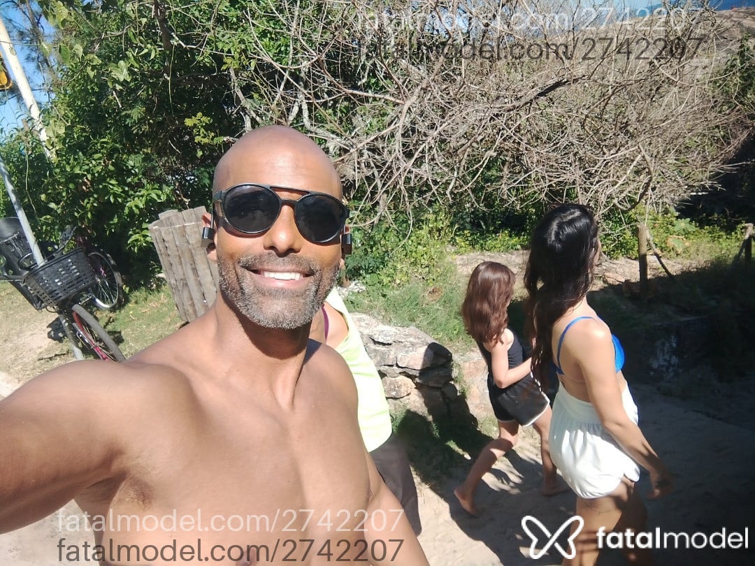 Acompanhante homem sem cabelo de olhos mel - Xandy
