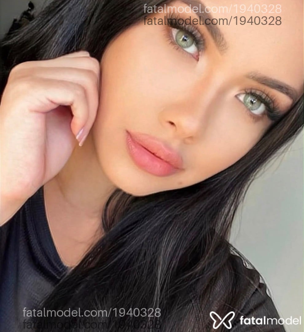 Acompanhante mulher morena (o) de olhos verdes - Kai